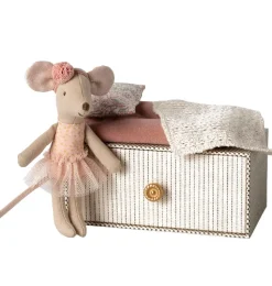Maileg Little Sister dance muis in daybed