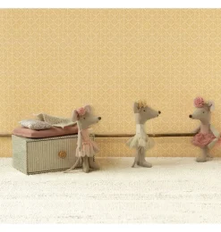 Maileg Little Sister dance muis in daybed